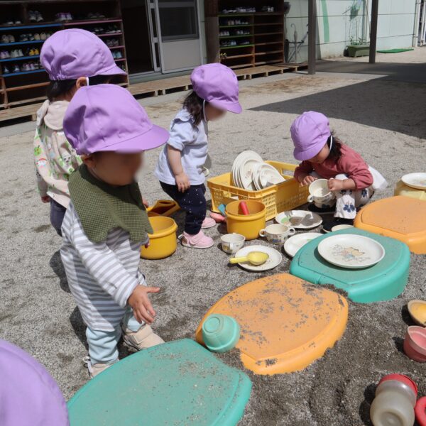 お友達と仲良く砂あそび